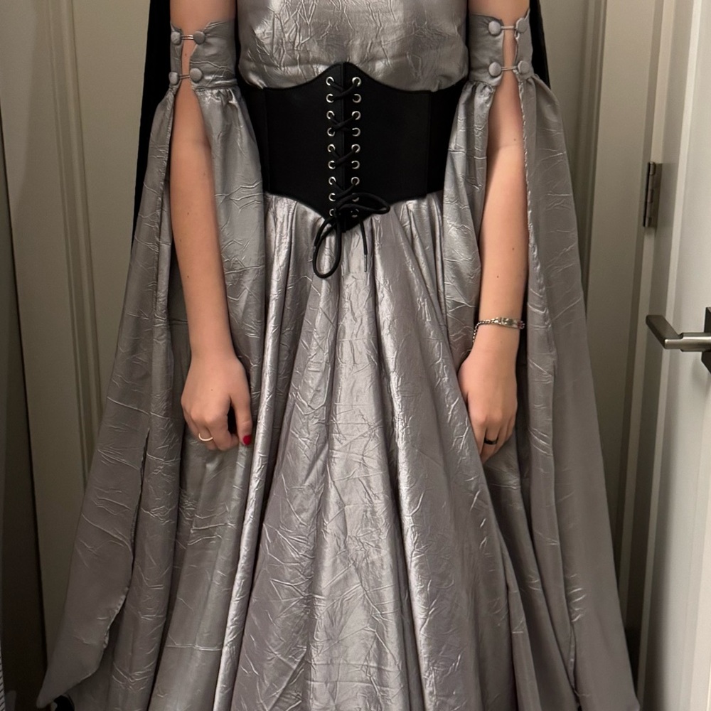Silver Gown with optional mideval sleeves